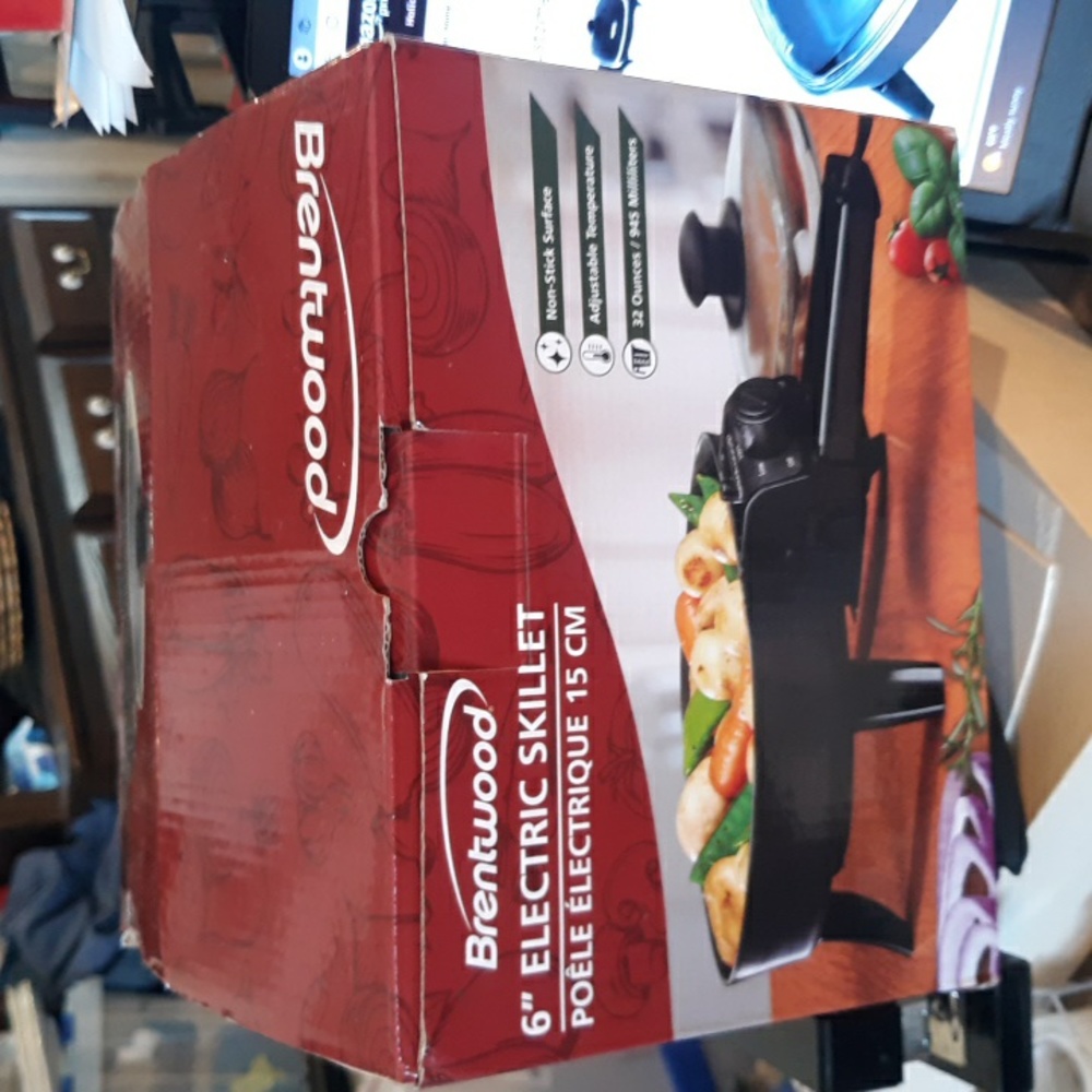 NIB Brentwood #SK-45 6" Non stick Electric Skillet with glass lid (SKU 1510)